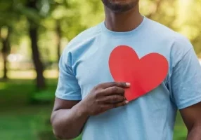 volunteer-holds-paper-heart